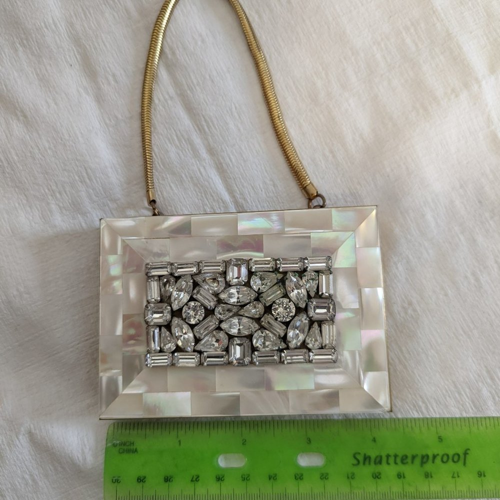 Vintage Compact that Outshines All the Others!